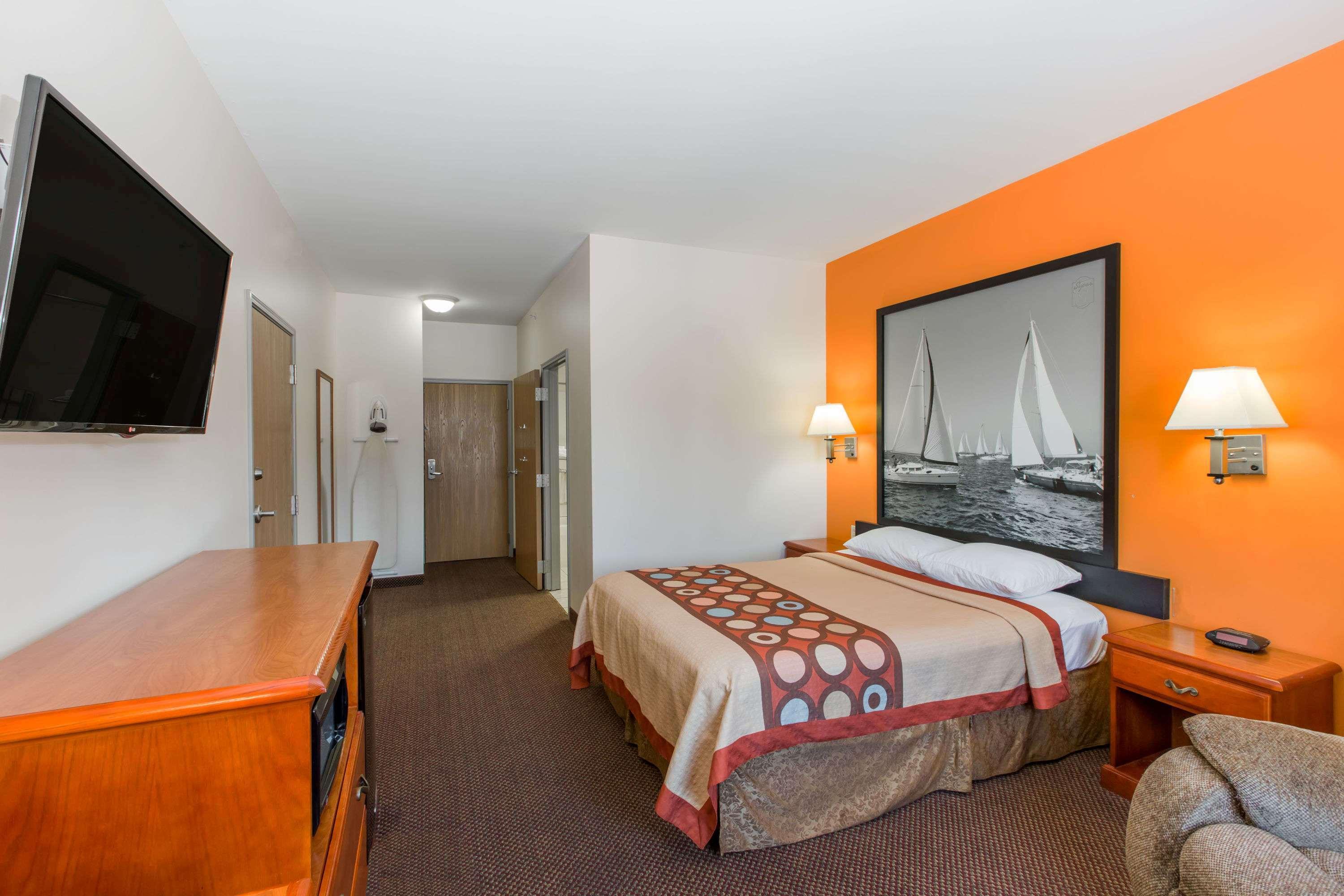 Super 8 By Wyndham Salina Otel Dış mekan fotoğraf