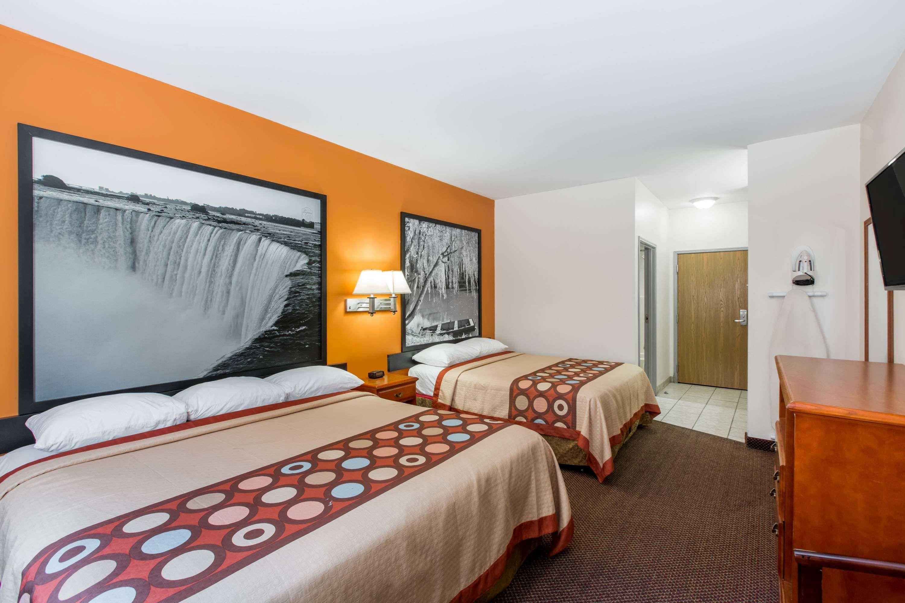 Super 8 By Wyndham Salina Otel Dış mekan fotoğraf