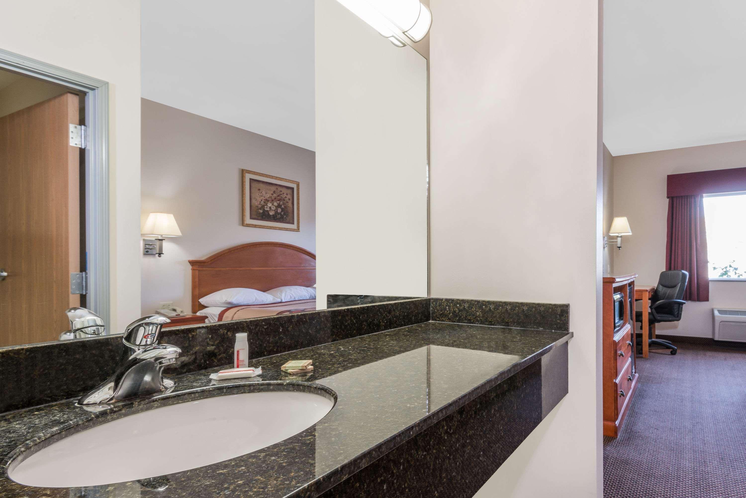 Super 8 By Wyndham Salina Otel Dış mekan fotoğraf