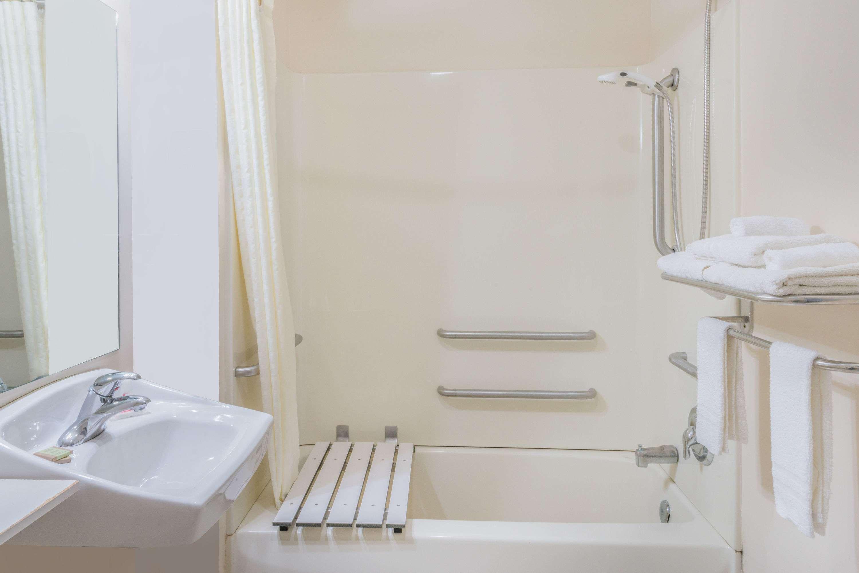Super 8 By Wyndham Salina Otel Dış mekan fotoğraf