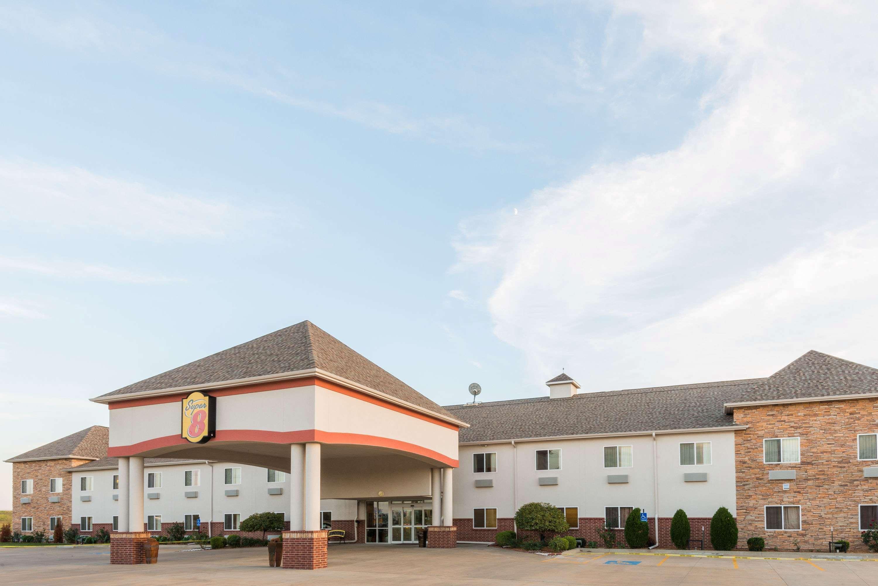 Super 8 By Wyndham Salina Otel Dış mekan fotoğraf