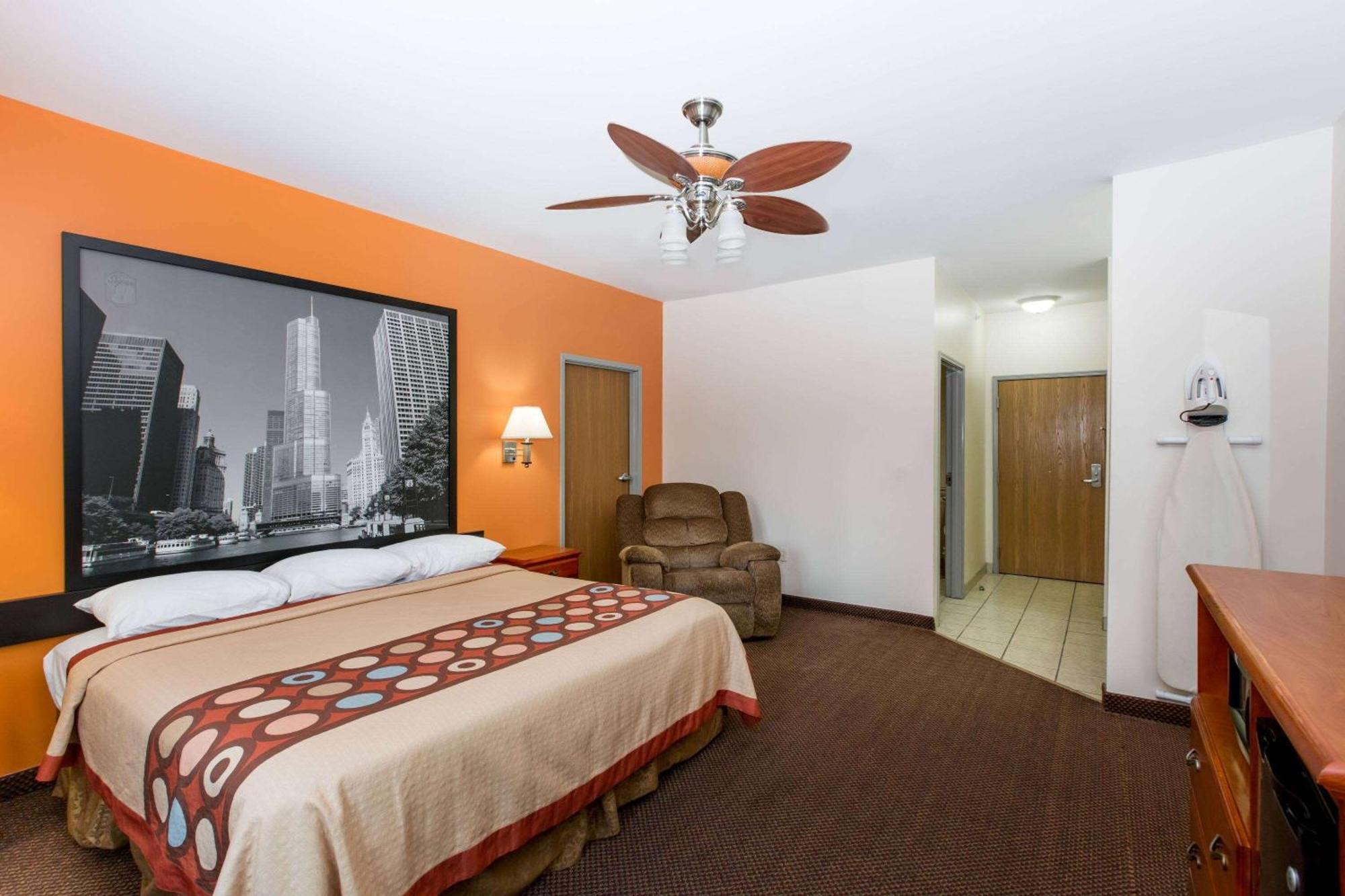 Super 8 By Wyndham Salina Otel Dış mekan fotoğraf