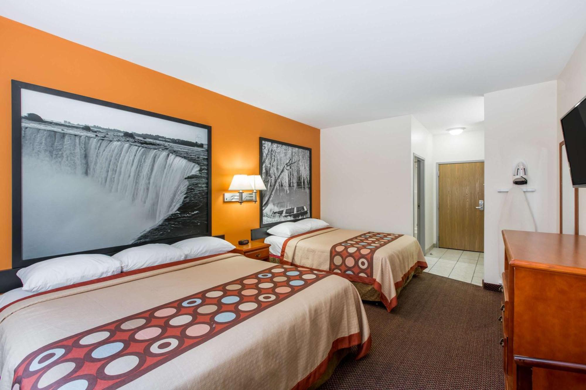 Super 8 By Wyndham Salina Otel Dış mekan fotoğraf