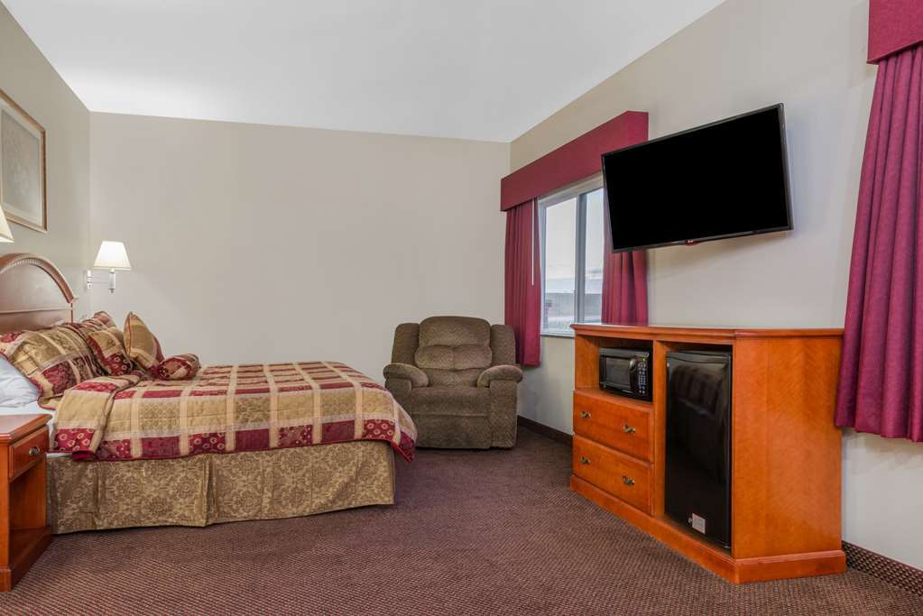 Super 8 By Wyndham Salina Otel Oda fotoğraf