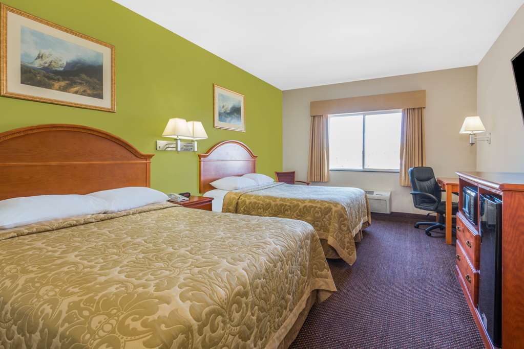 Super 8 By Wyndham Salina Otel Oda fotoğraf