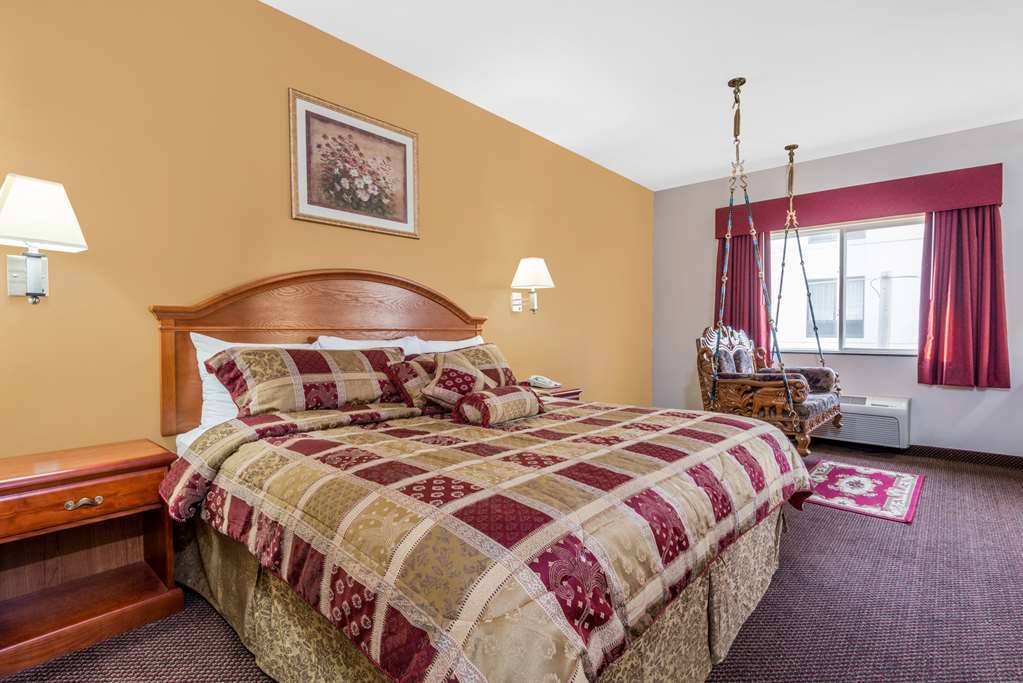 Super 8 By Wyndham Salina Otel Oda fotoğraf